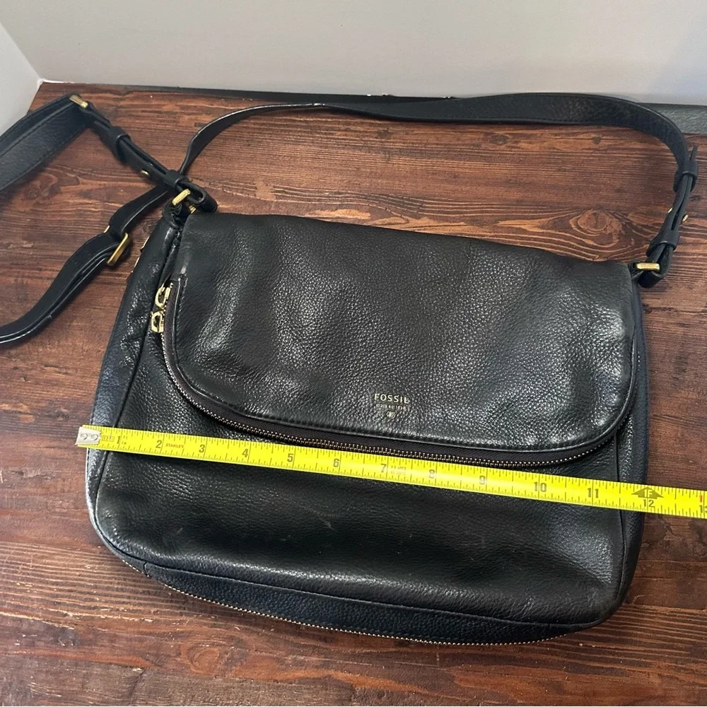 Fossil Vintage Shoulder Bag Black Leather Long Shoulder Strap Pockets Expandable